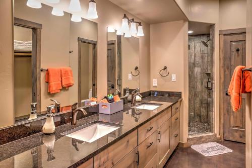 Upscale Moab Home with RedRock Views and HotTub and Patio