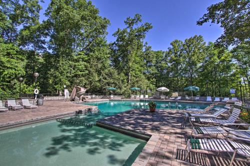 Deluxe Gatlinburg Retreat with Hot Tub and Mtn Views!