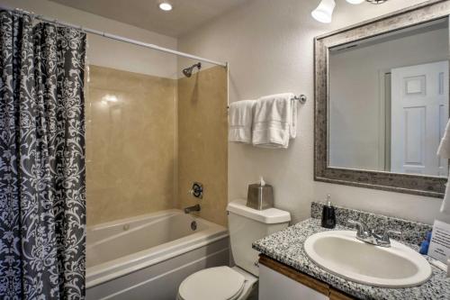 Branson Condo with Pool and Patio - 1 Mi to The Strip!