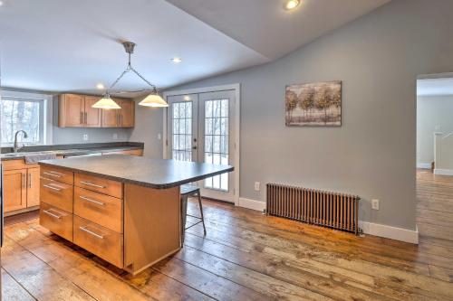 Warrensburg Home about 6 Mi to Lake George! in วอร์เรนส์เบิร์ก (นิวยอร์ก)