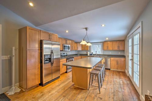 Warrensburg Home about 6 Mi to Lake George! in วอร์เรนส์เบิร์ก (นิวยอร์ก)