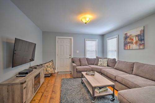 Warrensburg Home about 6 Mi to Lake George! in วอร์เรนส์เบิร์ก (นิวยอร์ก)