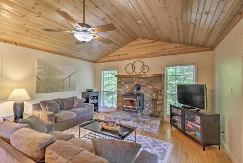 Creekside Hideaway Home with Fire Pit and Creek Access! - image 4