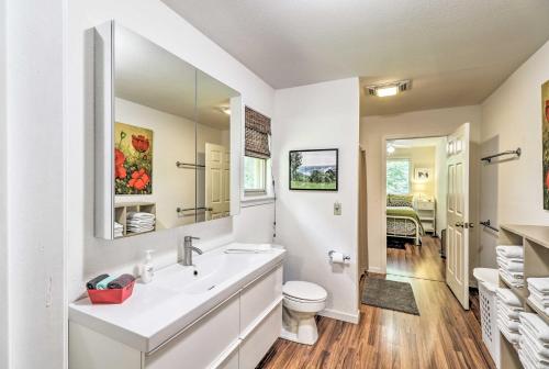 Creekside Hideaway Home with Fire Pit and Creek Access! - image 9