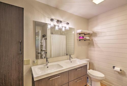 Creekside Hideaway Home with Fire Pit and Creek Access! - image 8