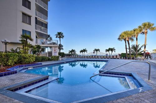 Pool Access and Beach Views Indian Shores Condo in อินเดียนชอร์ส (FL)