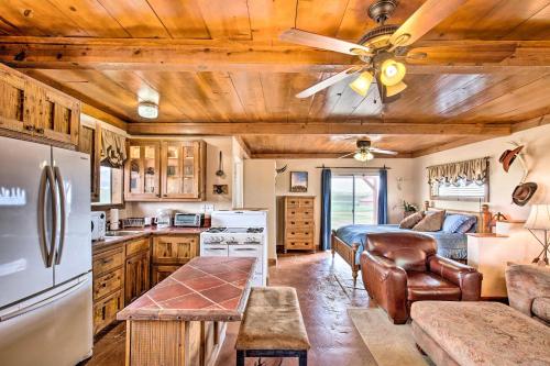 . Rustic Studio, 2 Miles to Village of Elgin Winery!