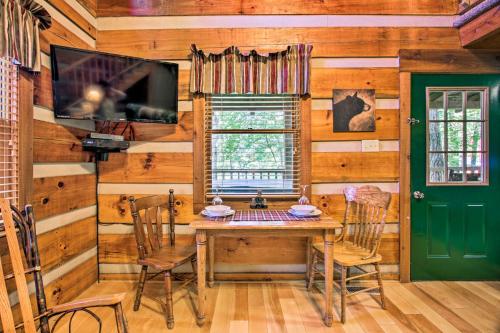 Secluded Forest Cabin - 4 Mi to Dwntwn Gatlinburg! - main image