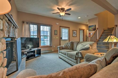 Tannersville Cozy Home with Deck, 1 Mi to Camelback!