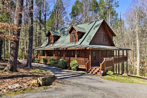 Sevierville Cabin with Hot Tub 6 Mi to Pigeon Forge