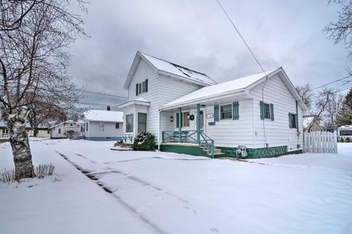 Hip Downtown Cottage - Walk to Beach, Pier, Dining