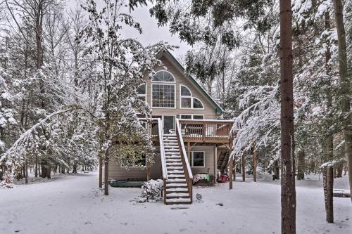 Lakeside Camelot Chalet 3 Mi to Jack Frost Skiing!