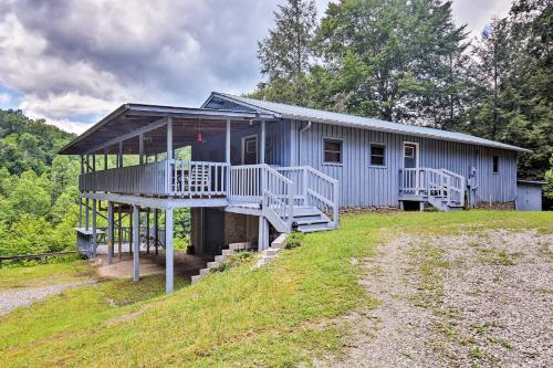 B&B Saint Paul - Pet-Friendly Castlewood Cabin with Deck and Pond Views - Bed and Breakfast Saint Paul