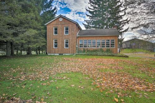 Vintage Farmhouse about 2 half Mi to Mount Pleasant Ski! - Cambridge Springs