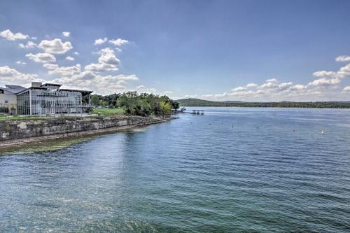 Pet-Friendly Home with Yard 9 Mi to Table Rock Lake in Blue Eye, USA