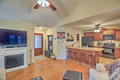 Pet-Friendly Home with Yard 9 Mi to Table Rock Lake in Blue Eye, USA