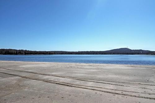 Arrowhead Lake Home with Deck and Resort Amenities! in Pocono Lake, USA