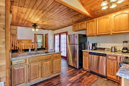 Secluded and Private Smoky Mtn-View Cabin with Fire Pit - image 7