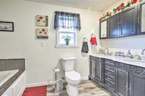 Kimberlys Hope Clark Apt on Farm with Pool Access - main image