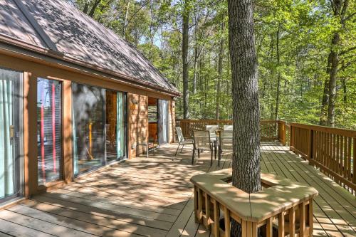 Hocking Hills Lake Gem with Hot Tub, Dock, 100 Acres in Chillicothe (OH)