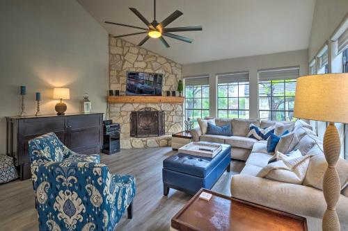 Horseshoe Bay Townhome w/ Patio & Outdoor Pool!
