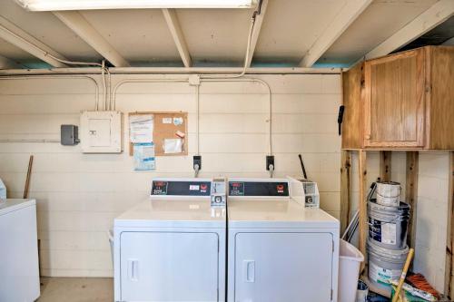 Longboat Key Condo with Lanai Walk to Beach and Shops - main image