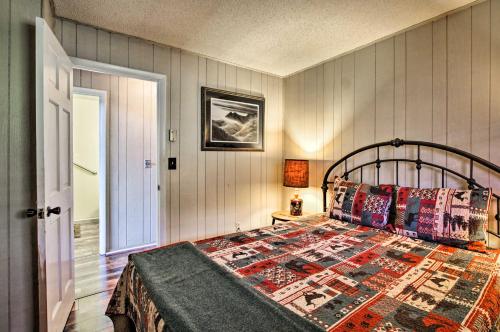Secluded Mtn-View Cabin with Deck, 2Mi to Gatlinburg