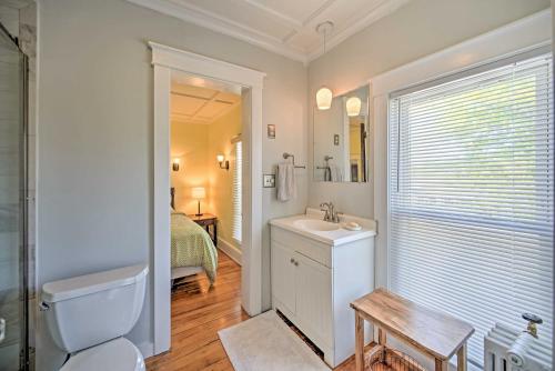 Home with Patio 2 Blocks to St Lawrence River - image 4
