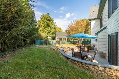 Historic Virginia Wine Country Villa with Pool and Yard - main image