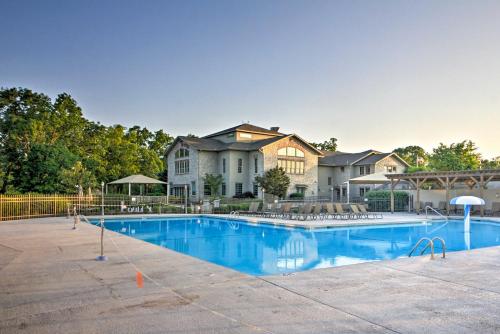 Condo with Pool Access - 5 Mins to Table Rock Lake! - image 12