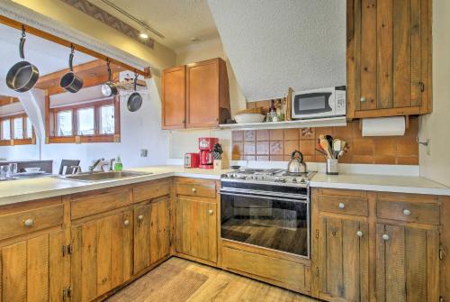Hot Tub & Moat Mtn Views: North Conway Townhouse in Hales Location (NH)
