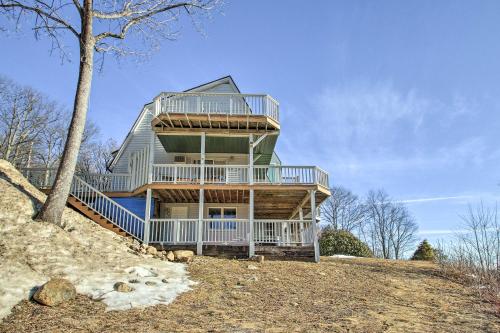 Hot Tub & Moat Mtn Views: North Conway Townhouse in Hales Location (NH)