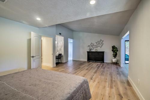 Fabulous Family Retreat - Tennis Court and Game Room - image 3