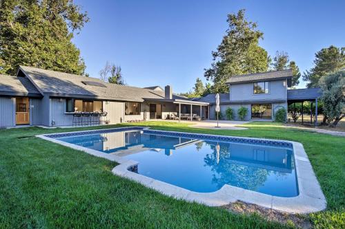 Family Retreat - Private Tennis Court and Game Room