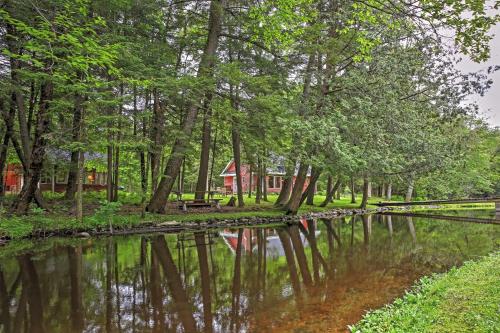 Secluded Birnamwood Cottage w/ Deck & River Views! in Wittenberg (WI)