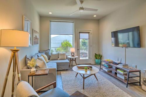 Modern Chic Condo with Balcony and Pool, Walk to Downtown