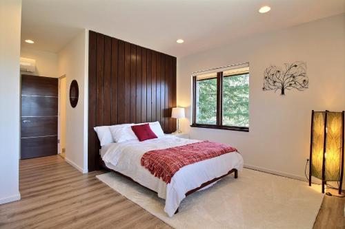 Pahtos Retreat Luxe White Salmon Home with Hot Tub - main image