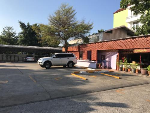 Apinya Court – Chiang Mai, IA
