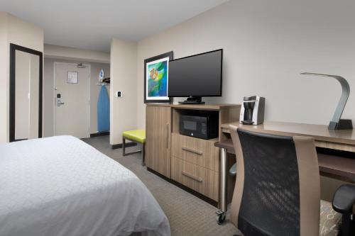 Holiday Inn Express Hotel & Suites Annapolis an IHG Hotel - image 5
