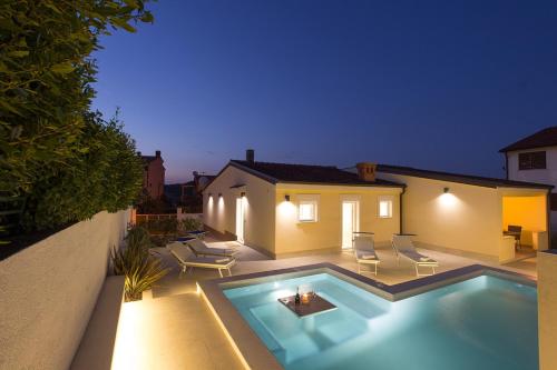 Charming villa Manuela with wonderful pool near the beach - Accommodation - Banjole