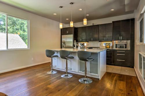Modern Austin House with Deck and Yard Near Attractions - image 5