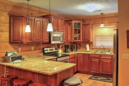 Ski-In and Ski-Out Snowshoe Townhome with Deck and Hot Tub - image 4