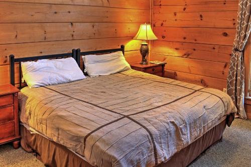 Ski-In and Ski-Out Snowshoe Townhome with Deck and Hot Tub - image 7