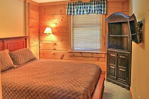 Ski-In and Ski-Out Snowshoe Townhome with Deck and Hot Tub - image 9