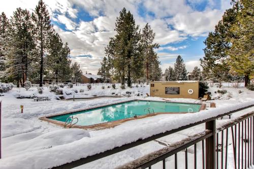 Bend Condo with Deck, Resort-Style Amenities and Views, Bend (foto 2)