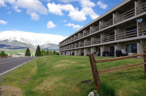 Scenic Dillon Condo with Hot Tub and Mountain Views!