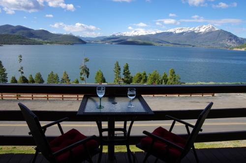 Scenic Dillon Condo with Hot Tub and Mountain Views! in Dillon, USA