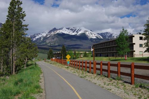 Scenic Dillon Condo with Hot Tub and Mountain Views!