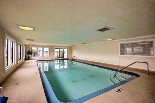 St Augustine Beach Condo with Patio and Pool Access!