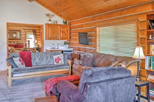 Rustic Cabin with Decks, Alpine Views and Pool Table!, Flagstaff (zdjęcie 6)